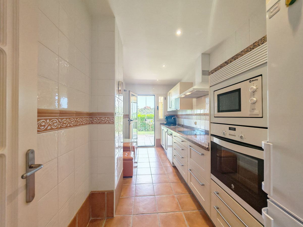 Ruim gelijkvloers appartement op eerste golflijn Marbella