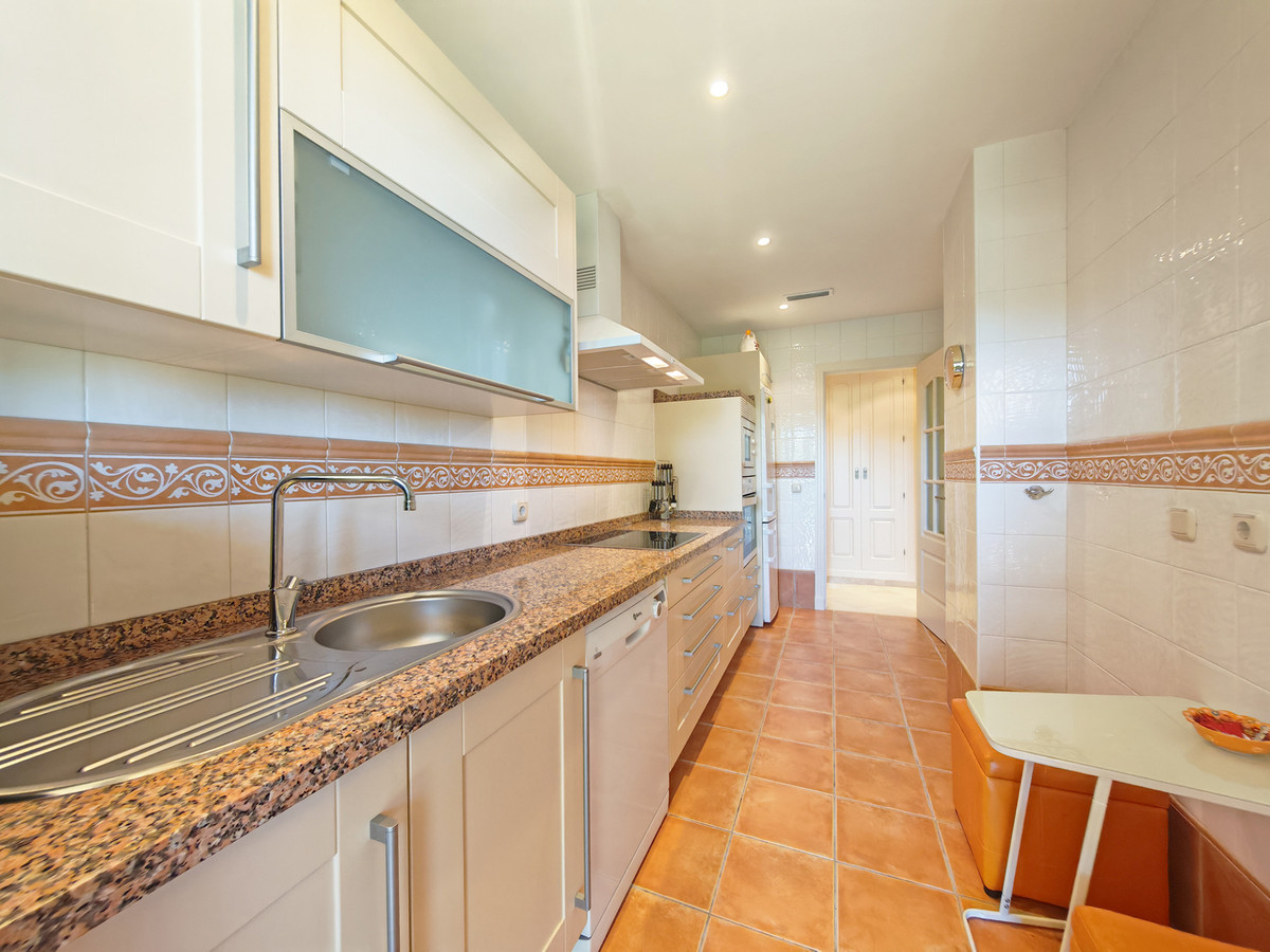 Ruim gelijkvloers appartement op eerste golflijn Marbella