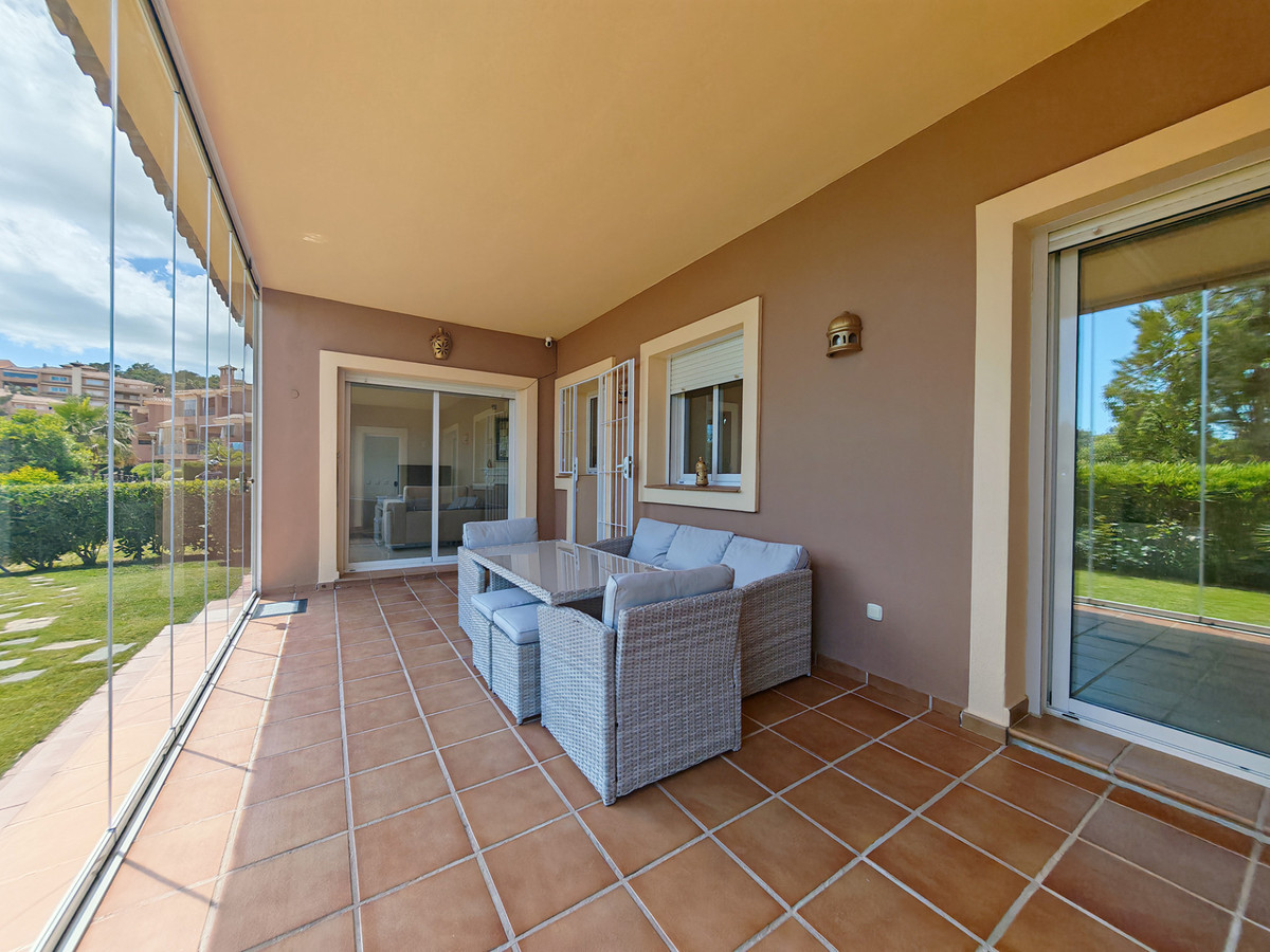 Ruim gelijkvloers appartement op eerste golflijn Marbella