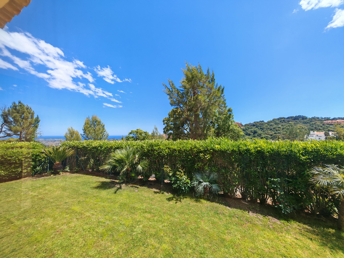 Ruim gelijkvloers appartement op eerste golflijn Marbella