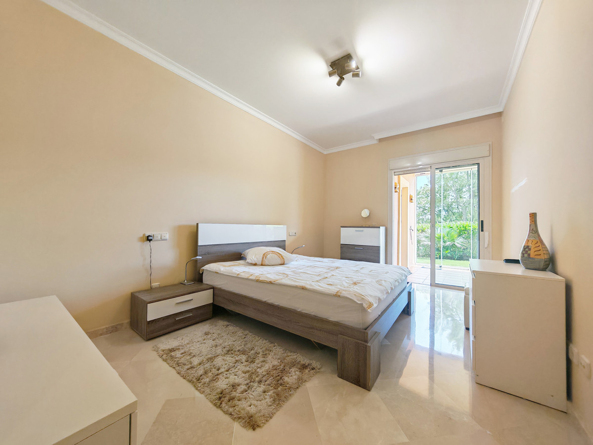 Ruim gelijkvloers appartement op eerste golflijn Marbella