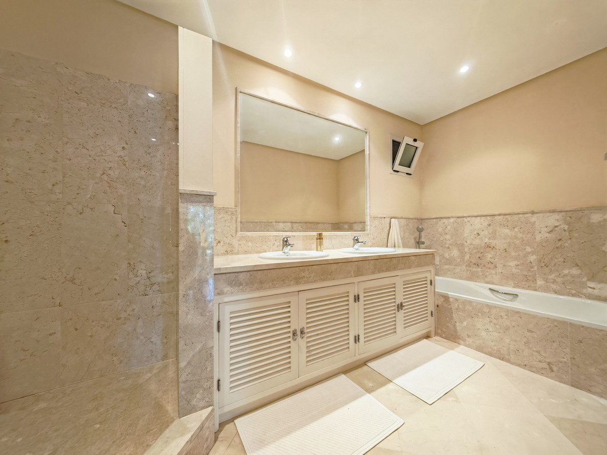 Ruim gelijkvloers appartement op eerste golflijn Marbella