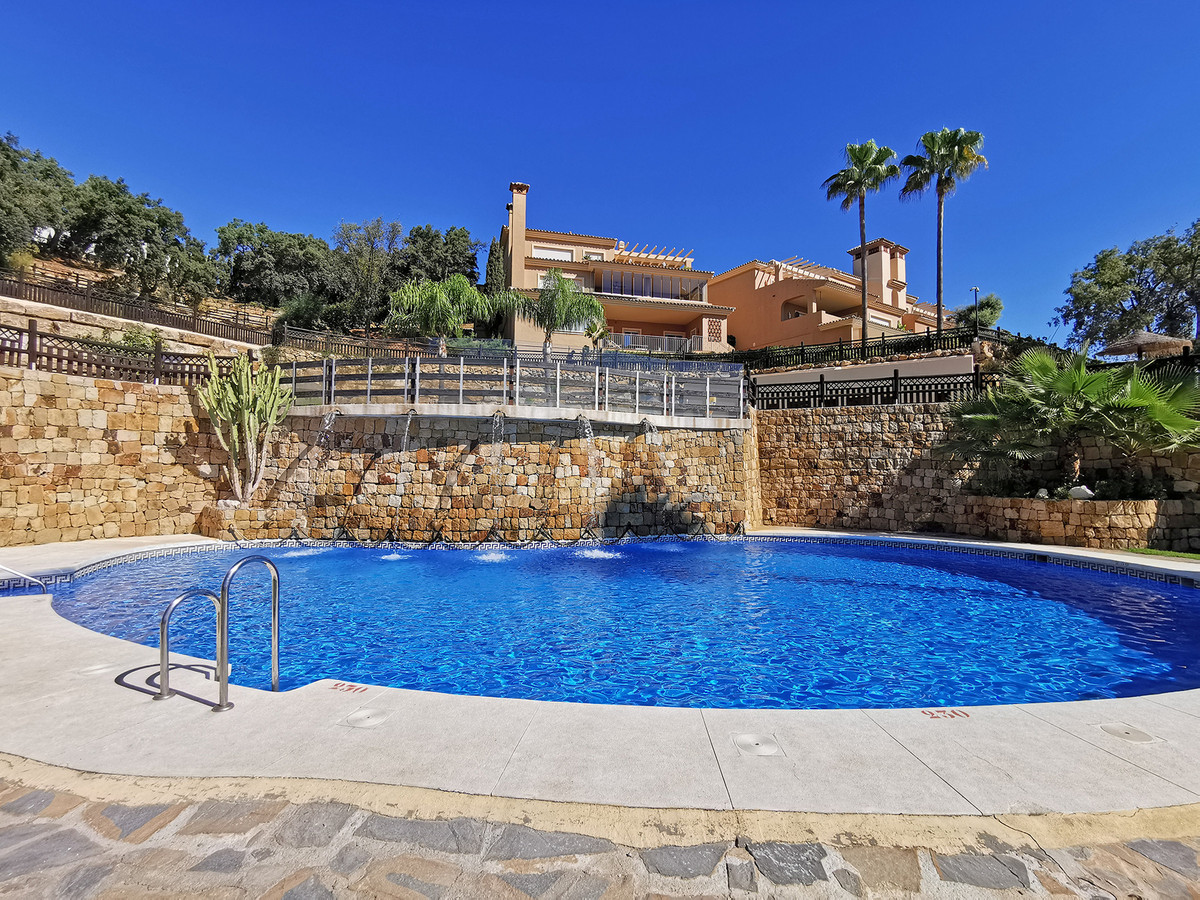 Ruim gelijkvloers appartement op eerste golflijn Marbella