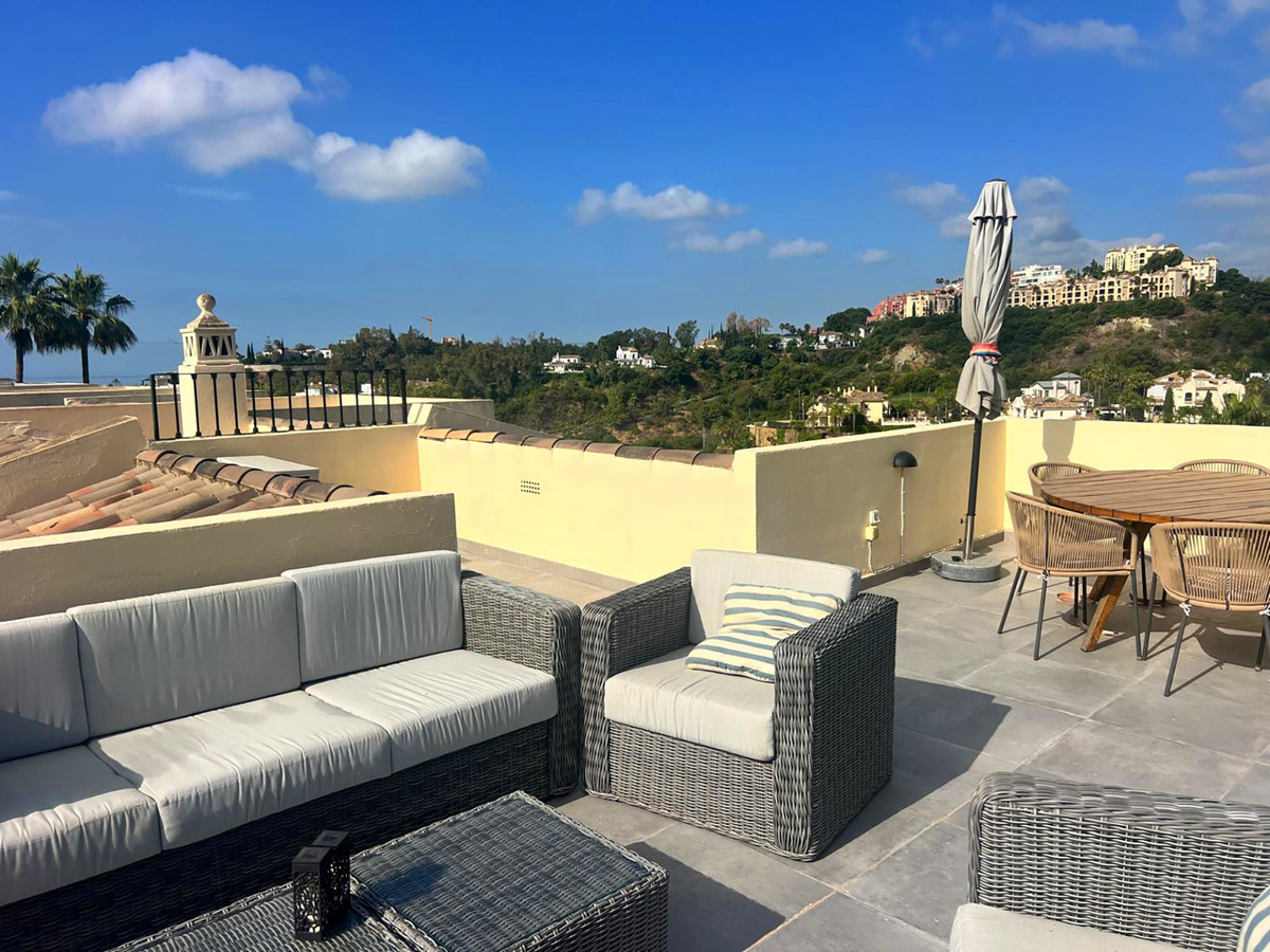 Penthouse met vrij uitzicht aan golfcourse in Benahavís