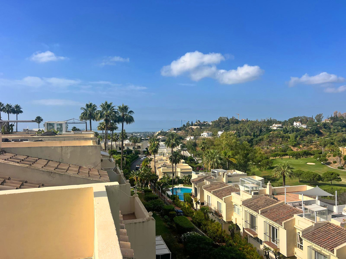 Penthouse met vrij uitzicht aan golfcourse in Benahavís
