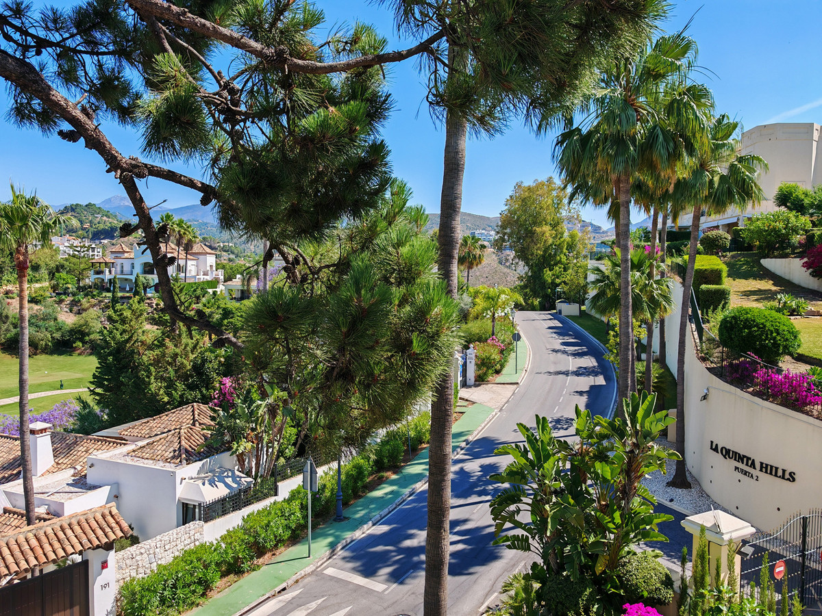Penthouse met vrij uitzicht aan golfcourse in Benahavís