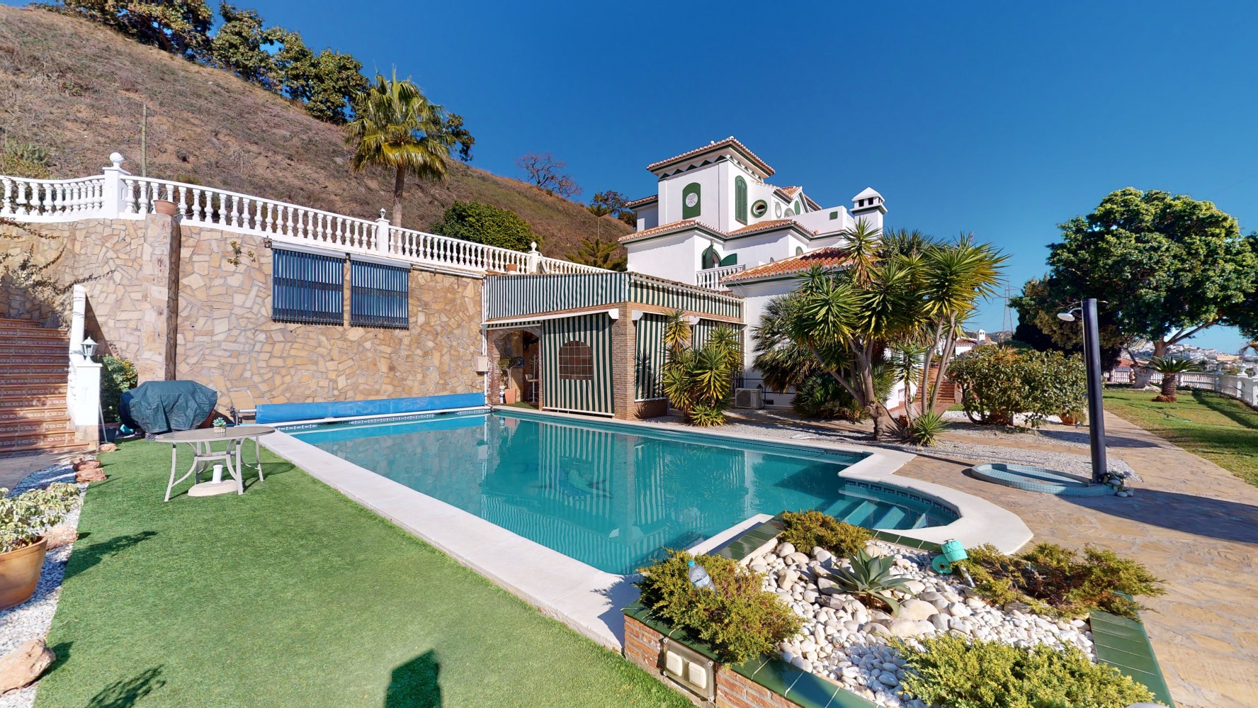 Exclusieve villa te koop in Torrox Costa