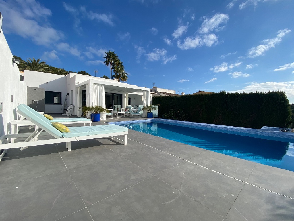 Moderne gelijkvloerse villa met privé zwembad in Moraira