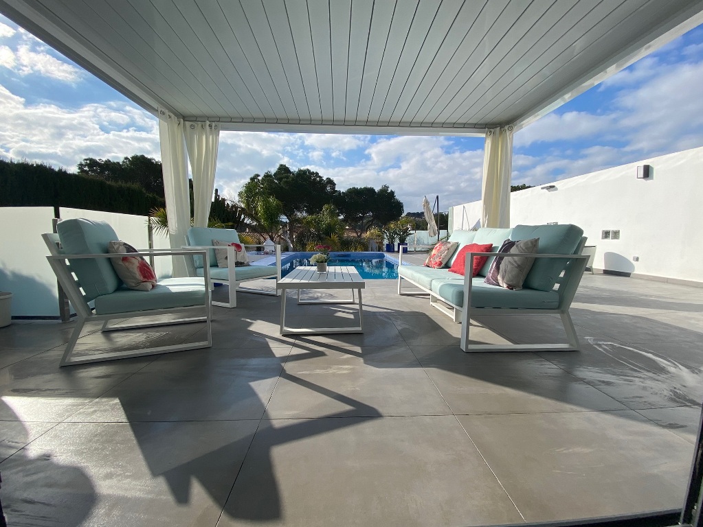 Moderne gelijkvloerse villa met privé zwembad in Moraira