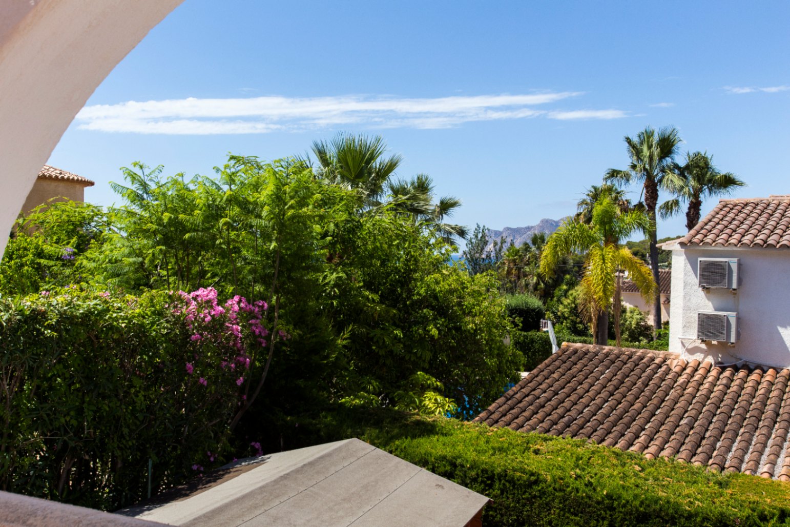 Vrijstaande villa met twee woonlagen en zeezicht in Benissa