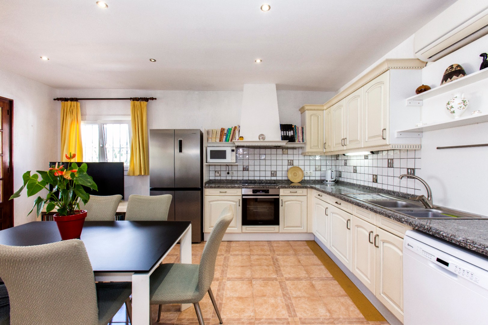 Vrijstaande villa met twee woonlagen en zeezicht in Benissa