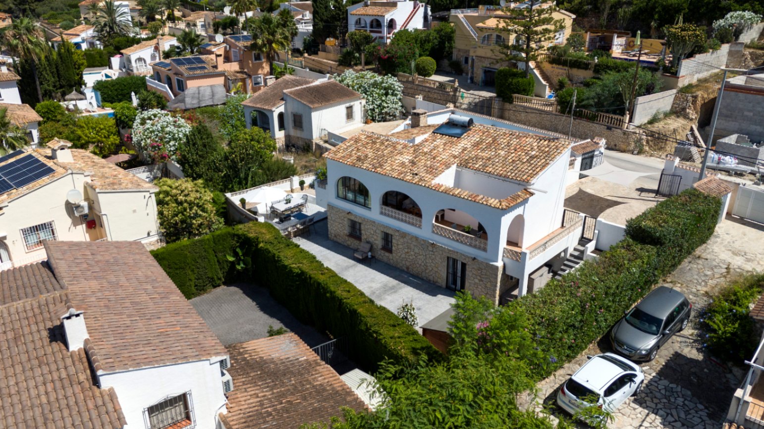 Vrijstaande villa met twee woonlagen en zeezicht in Benissa