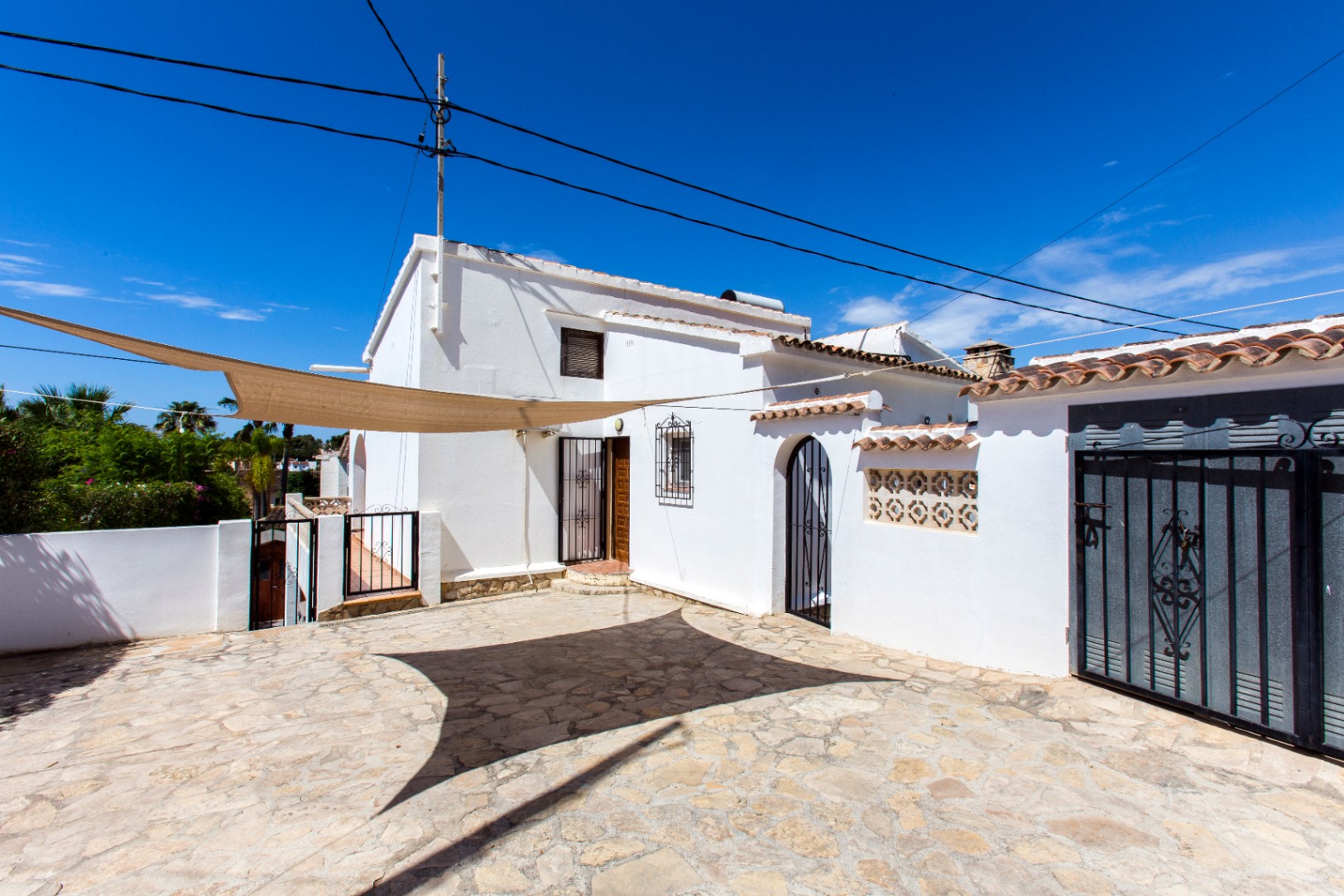 Vrijstaande villa met twee woonlagen en zeezicht in Benissa