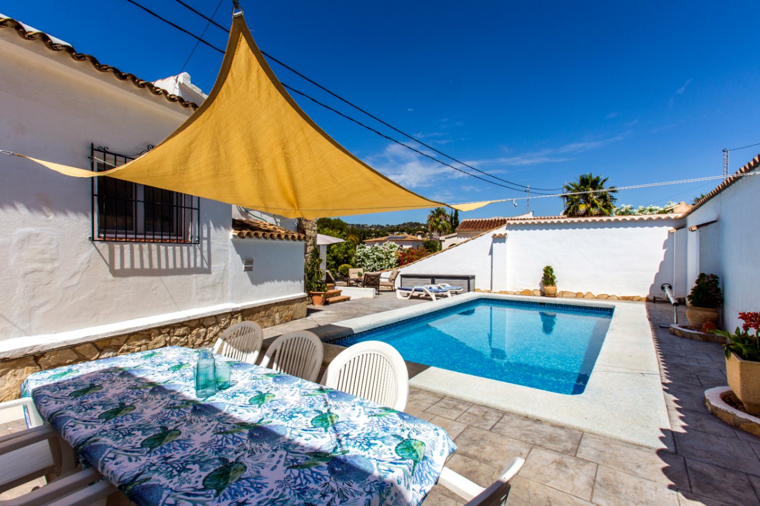 Vrijstaande villa met twee woonlagen en zeezicht in Benissa