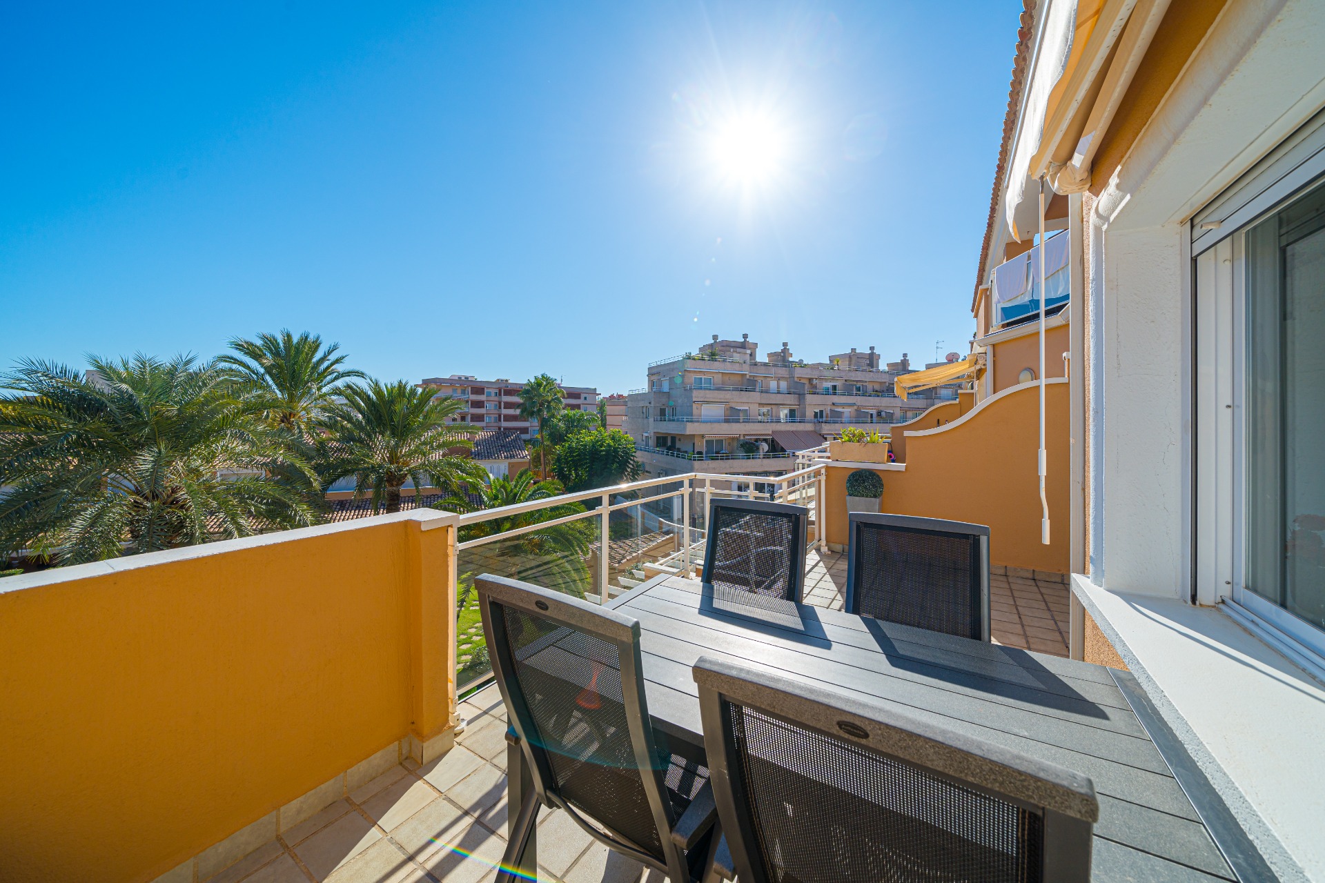 Ruim appartement met faciliteiten te koop in Javea