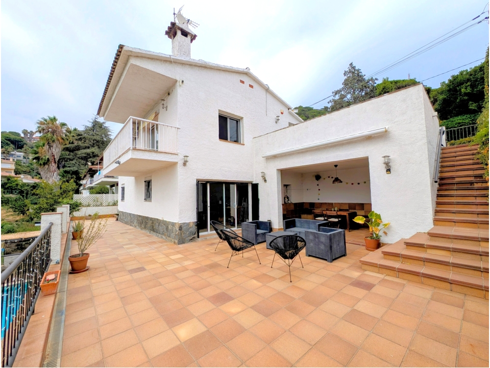 Villa met zeezicht te koop in Lloret de Mar