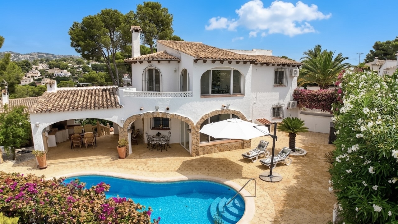 Ruime mediterrane villa met zeezicht en gastenverblijf in Benissa