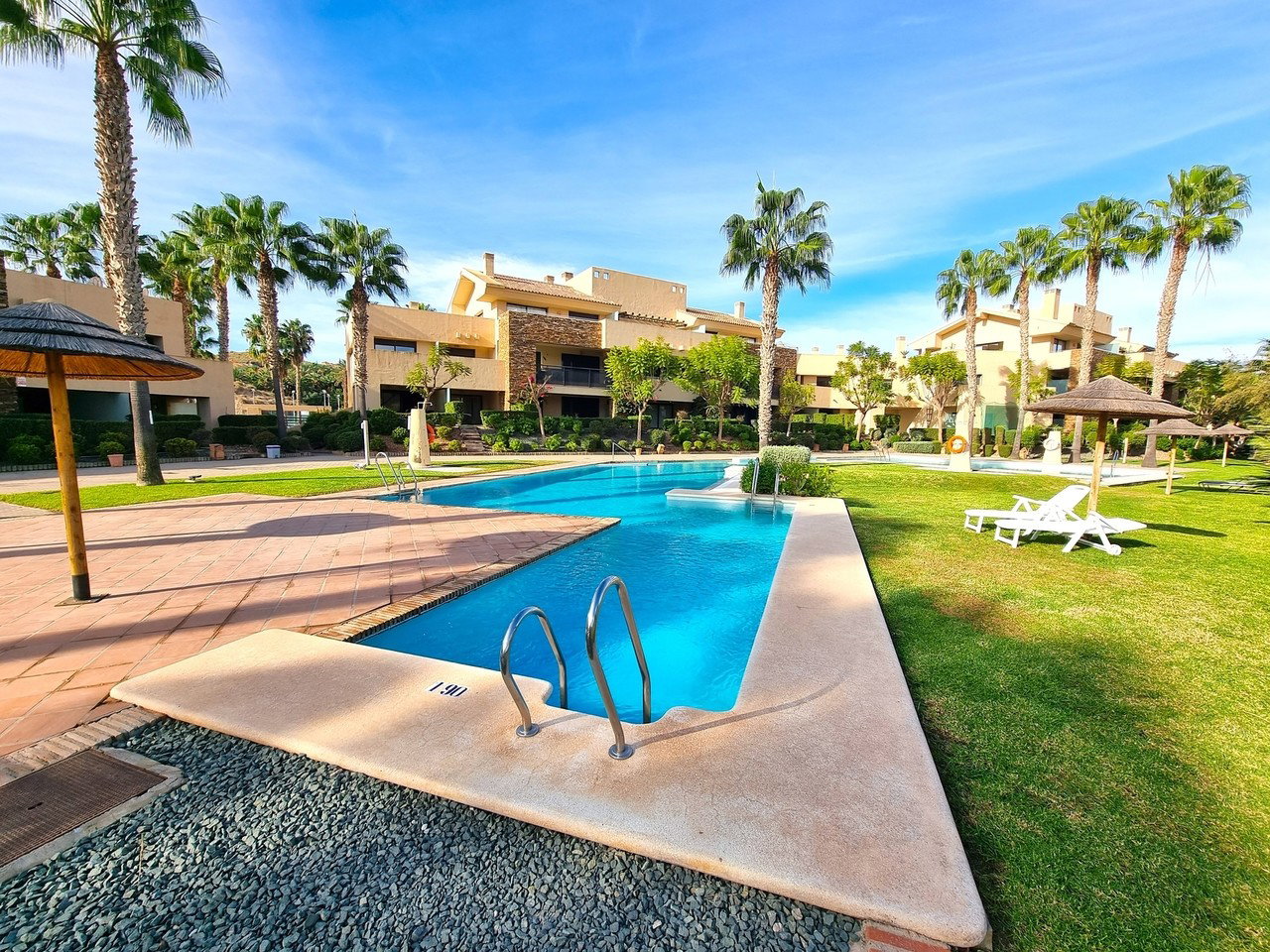 Geschakelde woning op golfresort met uitzicht op golf en meer in Valle del Este