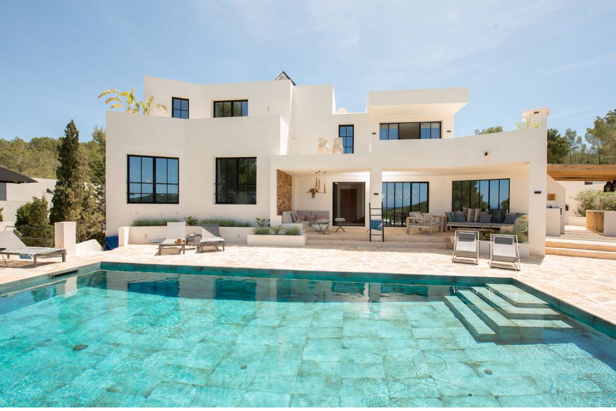 Luxe villa met zeezicht te koop in Cala Tarida – Ibiza