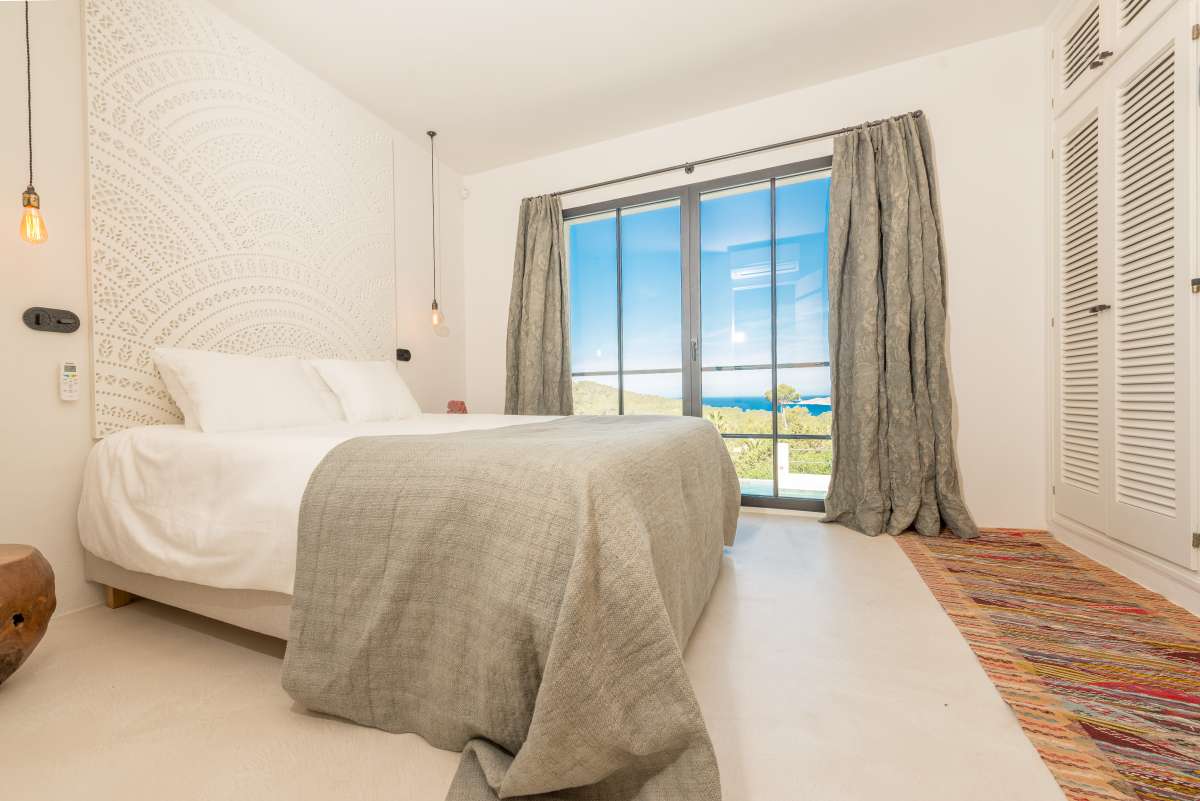 Luxe villa met zeezicht te koop in Cala Tarida – Ibiza