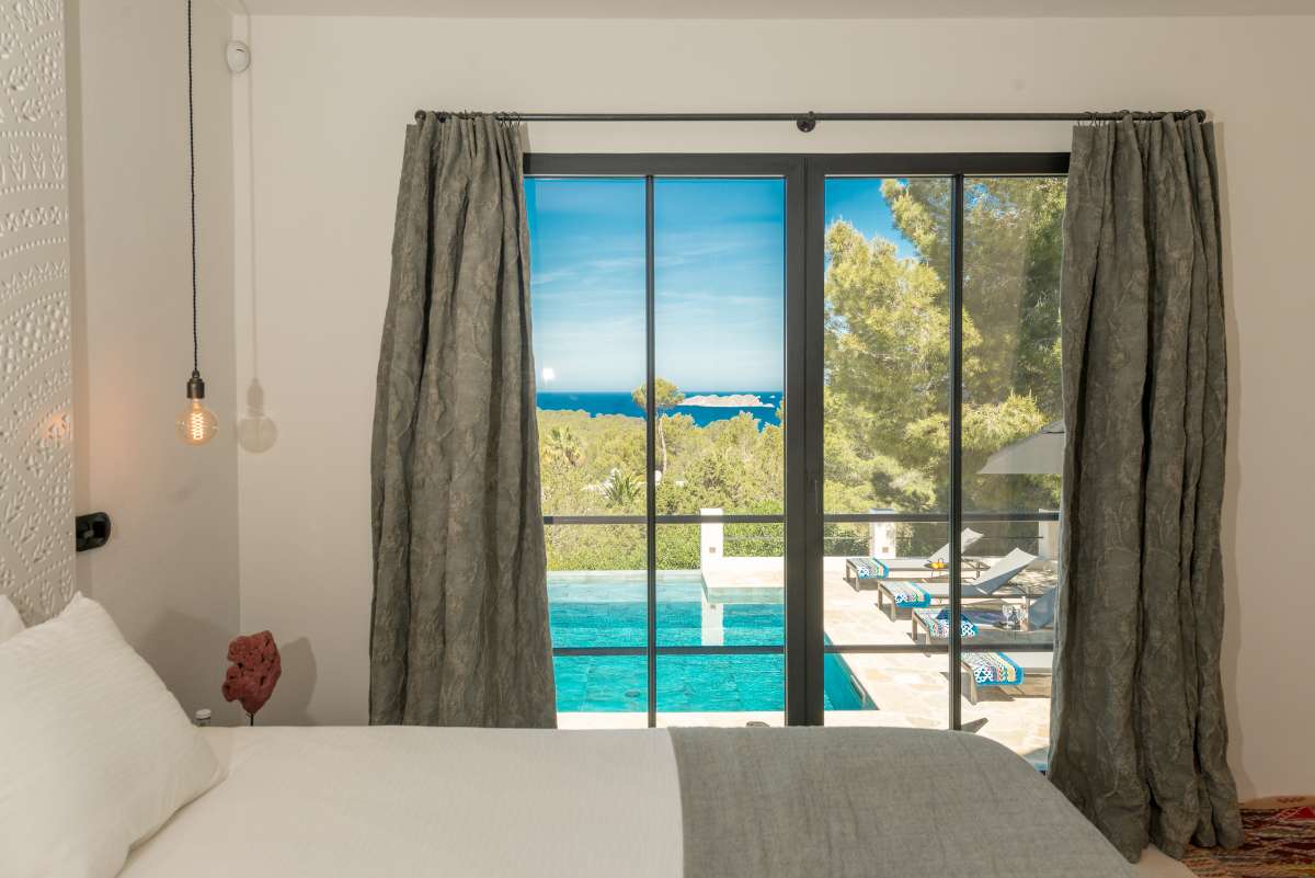 Luxe villa met zeezicht te koop in Cala Tarida – Ibiza