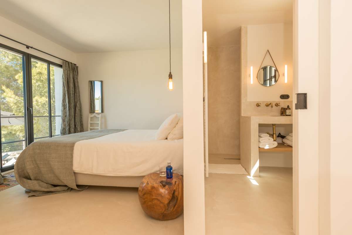 Luxe villa met zeezicht te koop in Cala Tarida – Ibiza