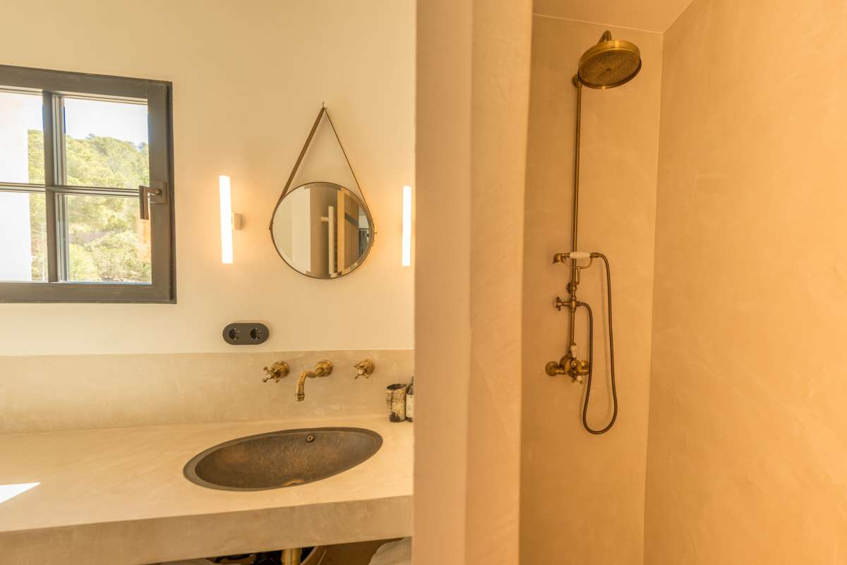 Luxe villa met zeezicht te koop in Cala Tarida – Ibiza
