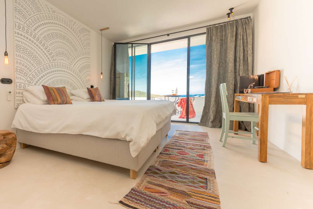 Luxe villa met zeezicht te koop in Cala Tarida – Ibiza
