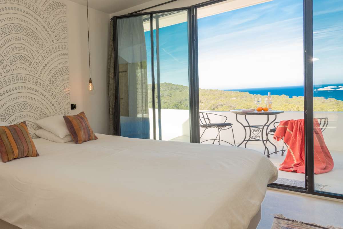 Luxe villa met zeezicht te koop in Cala Tarida – Ibiza