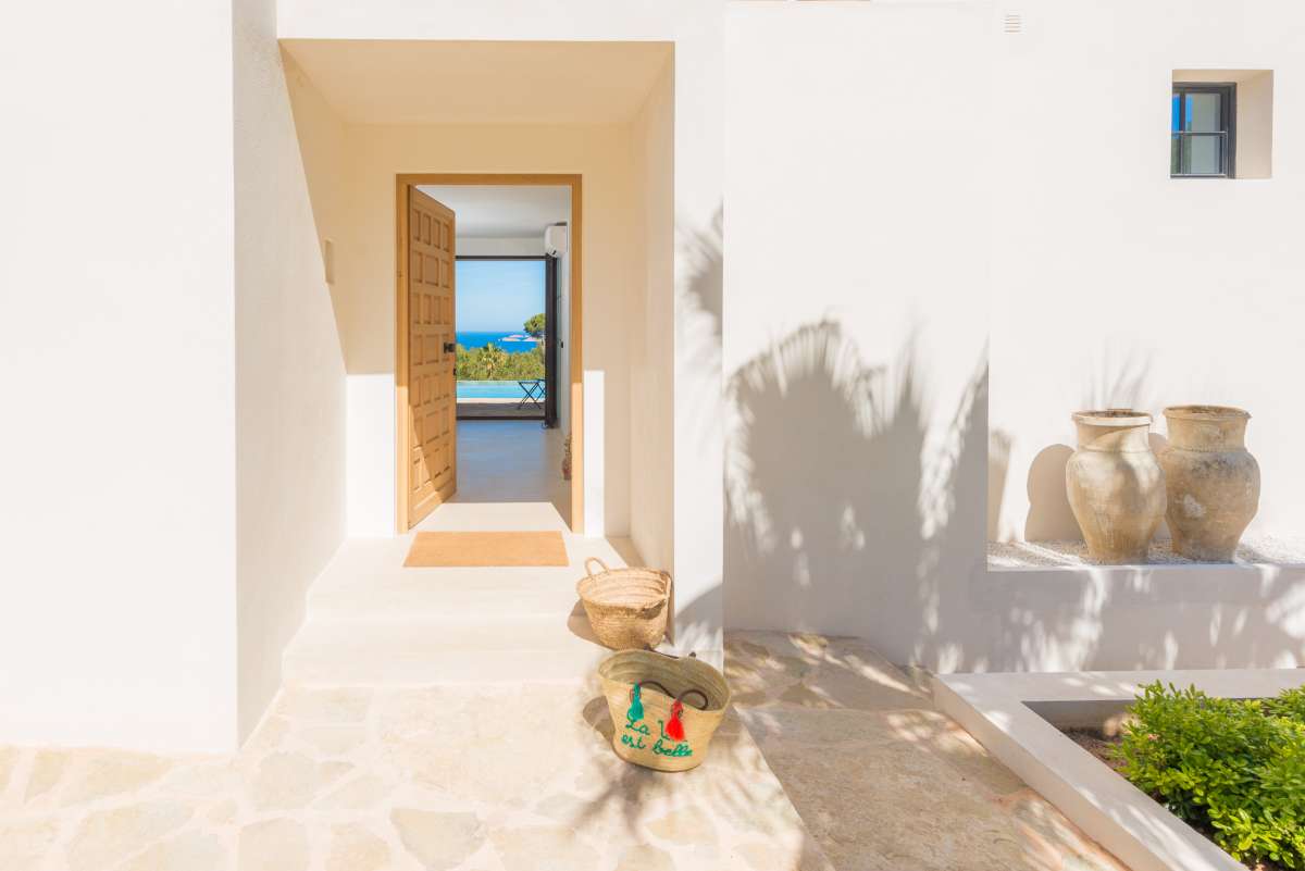 Luxe villa met zeezicht te koop in Cala Tarida – Ibiza