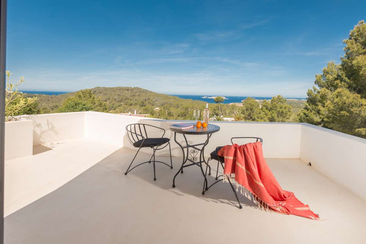 Luxe villa met zeezicht te koop in Cala Tarida – Ibiza