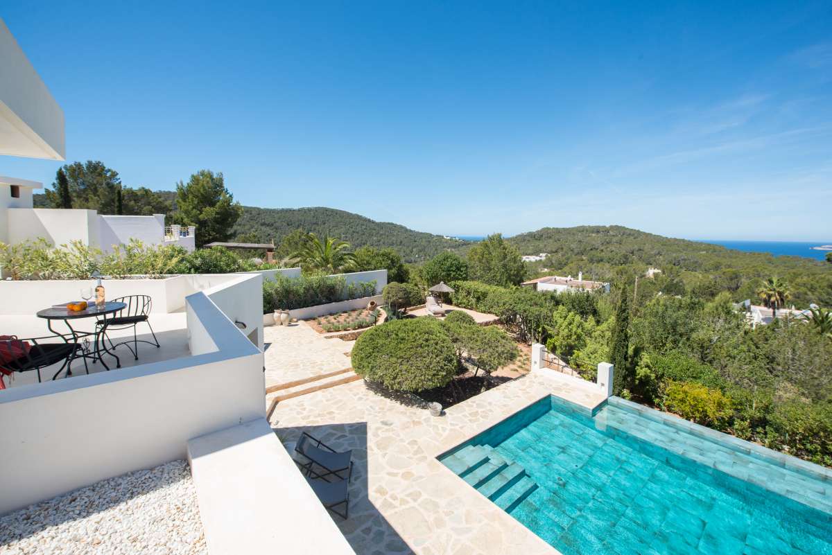 Luxe villa met zeezicht te koop in Cala Tarida – Ibiza