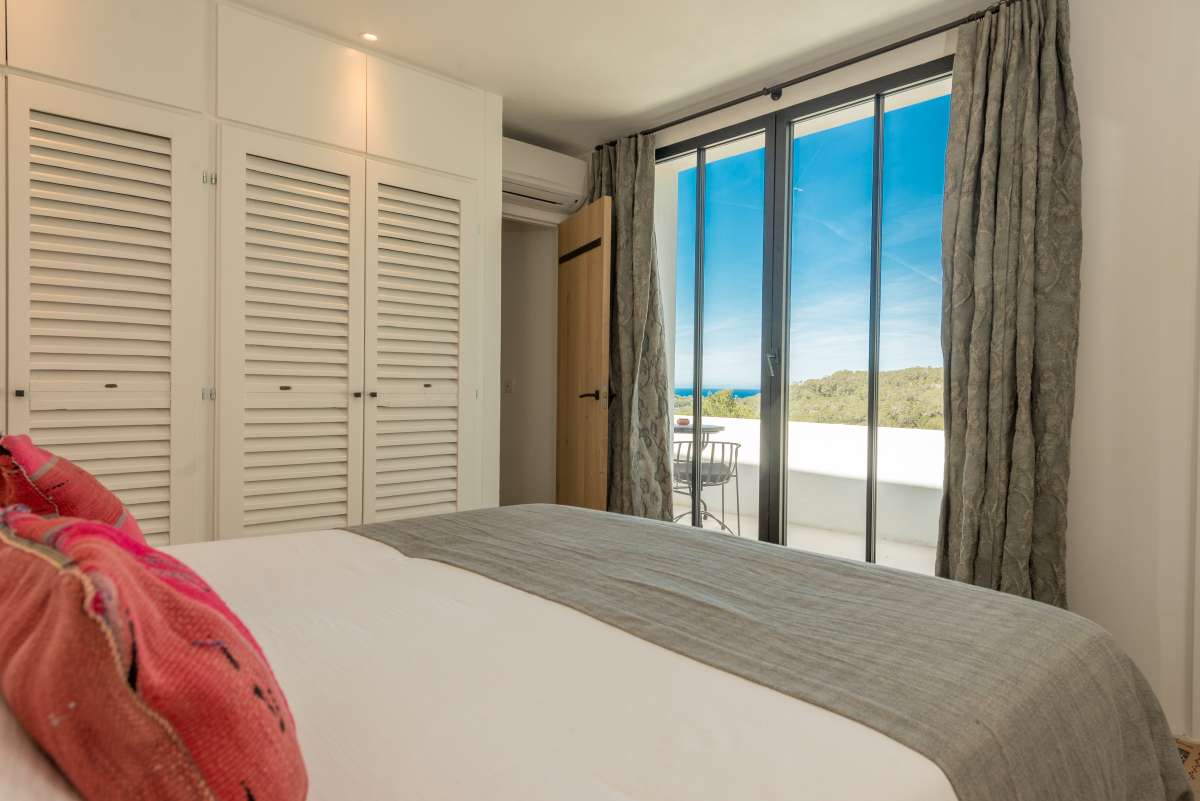 Luxe villa met zeezicht te koop in Cala Tarida – Ibiza