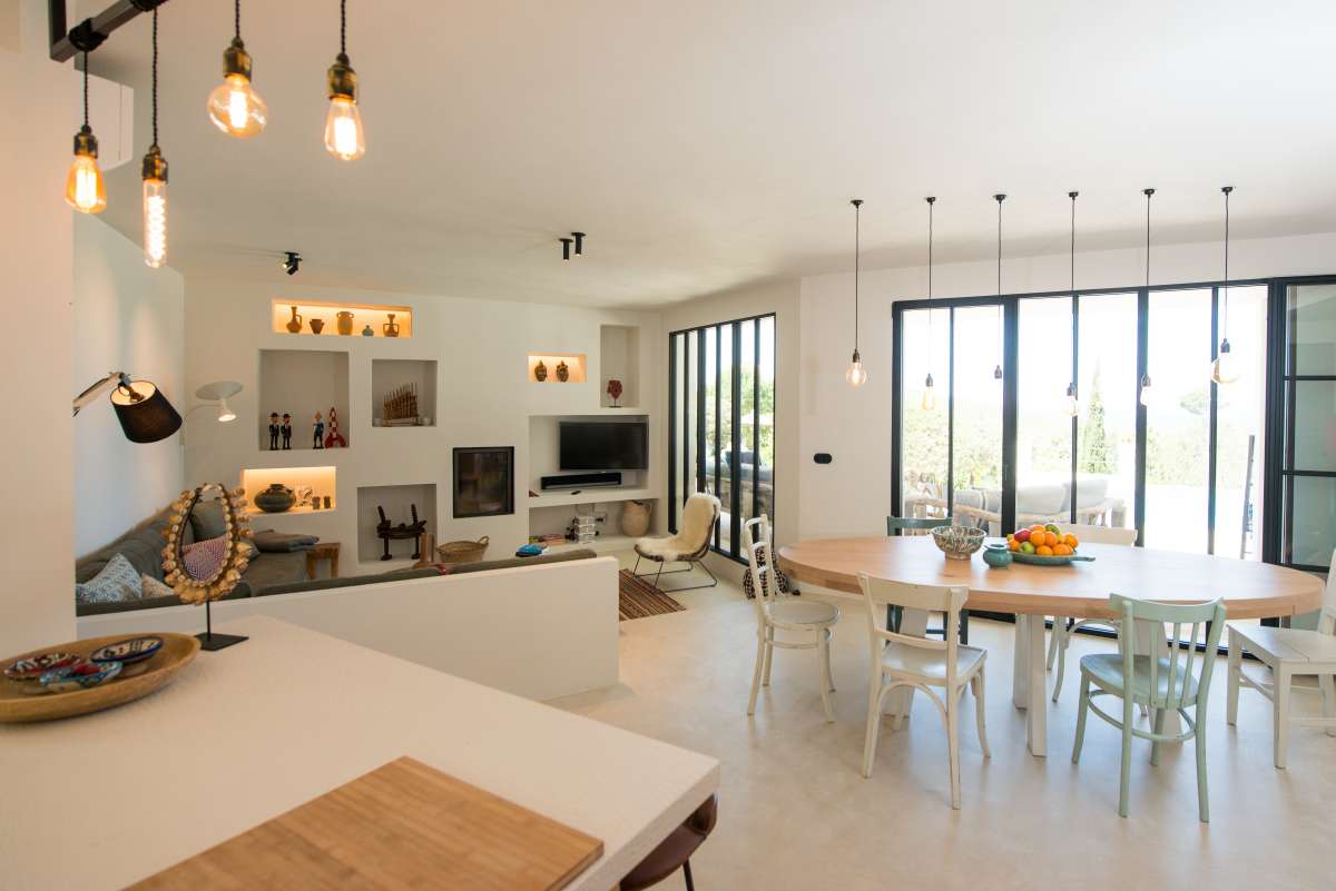 Luxe villa met zeezicht te koop in Cala Tarida – Ibiza