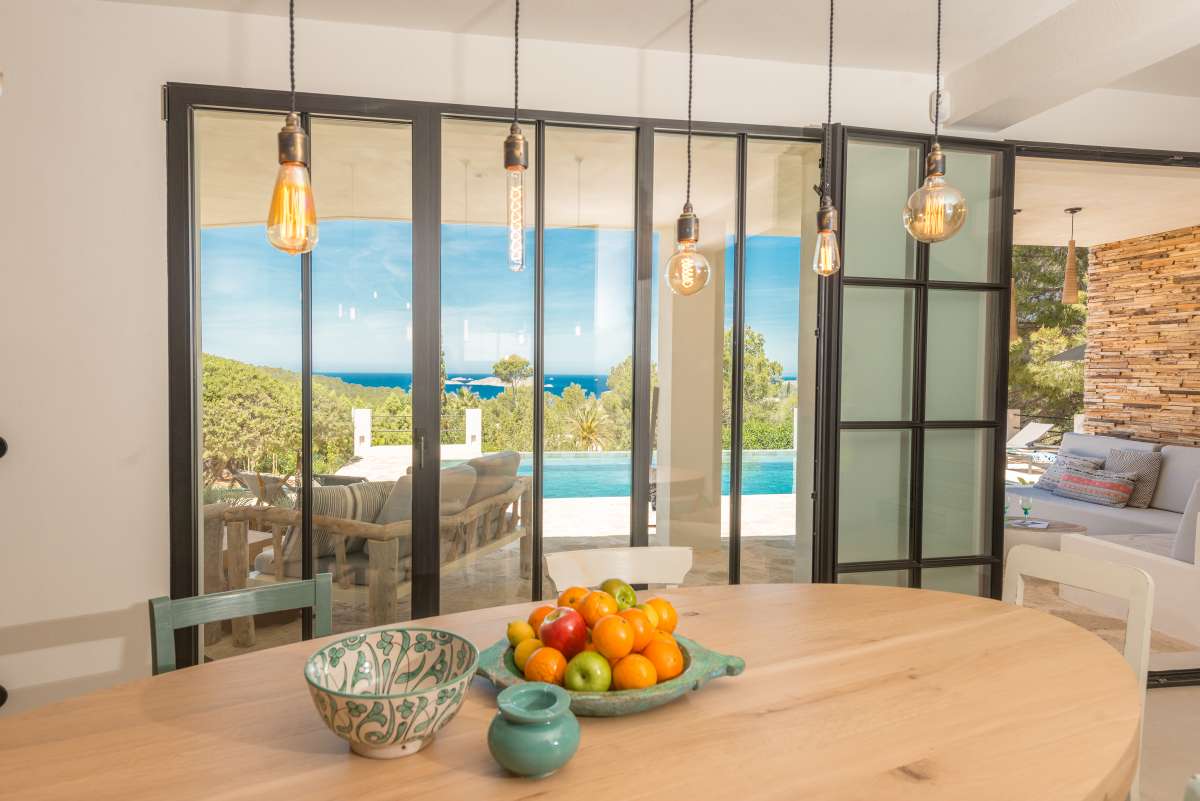 Luxe villa met zeezicht te koop in Cala Tarida – Ibiza