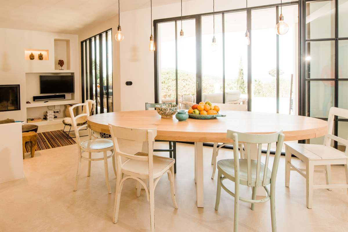 Luxe villa met zeezicht te koop in Cala Tarida – Ibiza