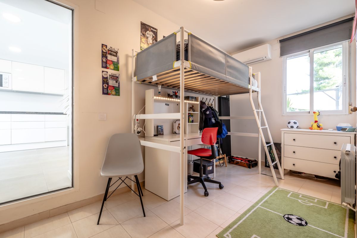 Ruime villa met zwembad te koop in Chiva