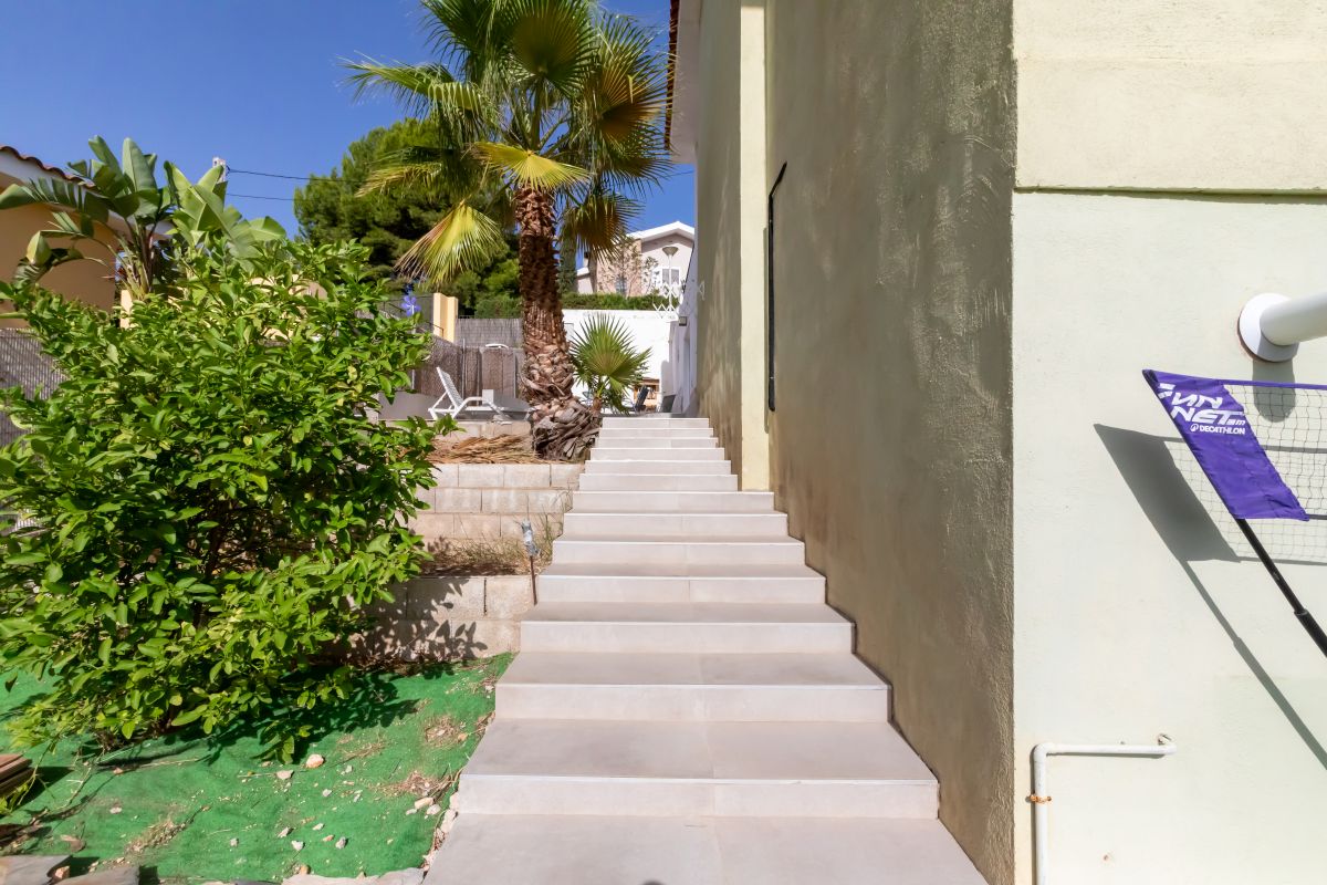 Ruime villa met zwembad te koop in Chiva