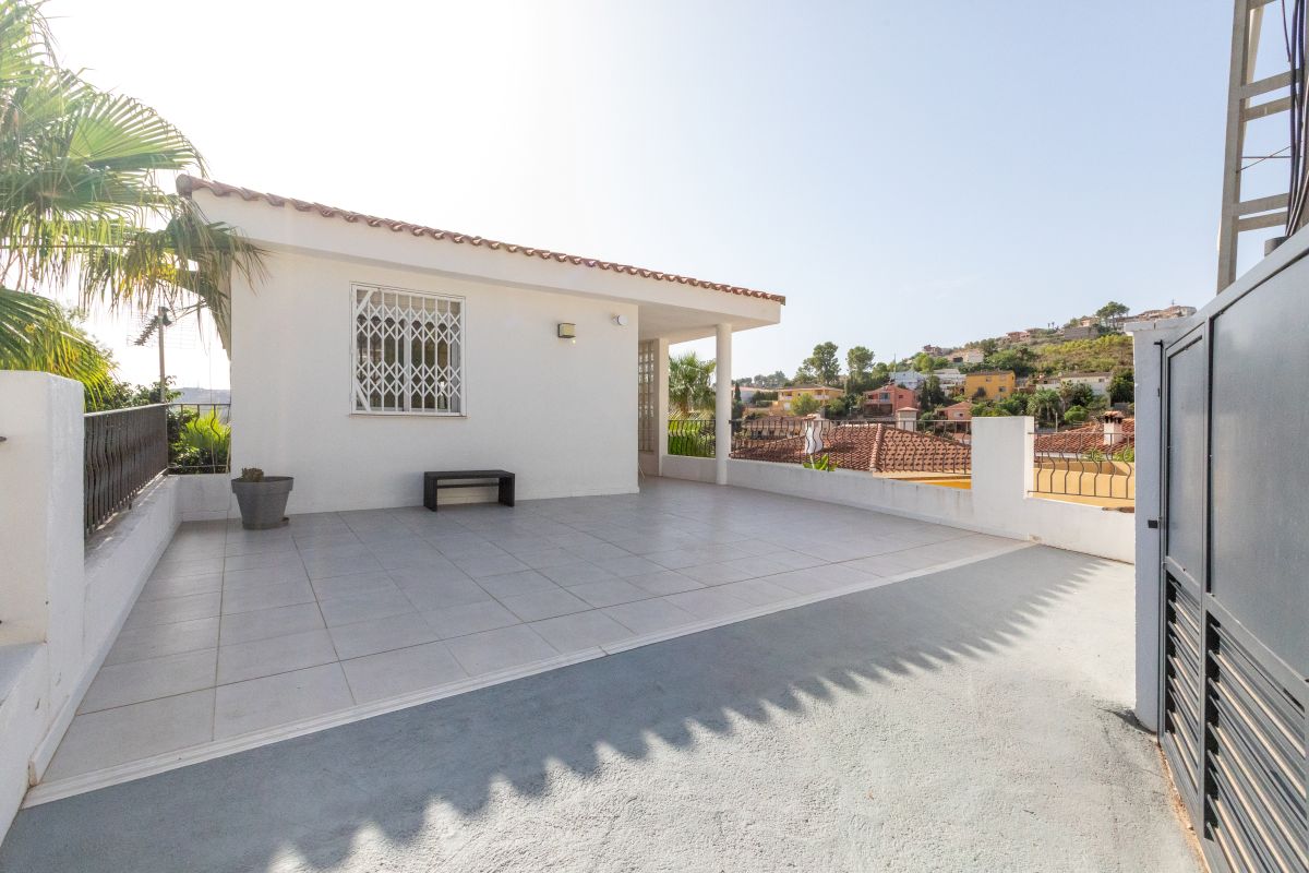 Ruime villa met zwembad te koop in Chiva