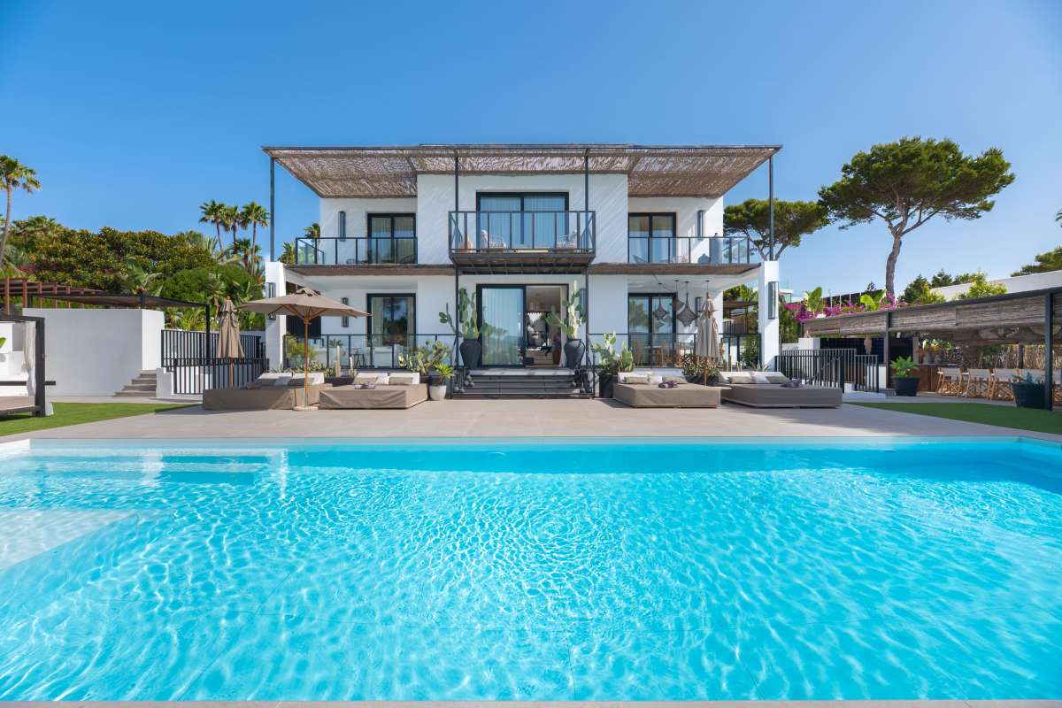 Exclusieve turn-key villa met zeezicht in Cala Comte – Ibiza