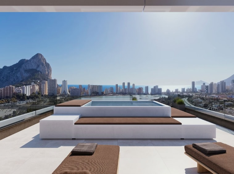 Luxe nieuwbouw duplex penthouse met zwembad in Calpe met uitzicht op zee en natuurpark Las Salinas.