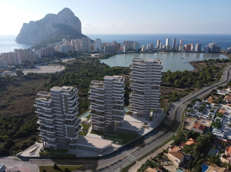 Luxe nieuwbouw duplex penthouse met zwembad in Calpe met uitzicht op zee en natuurpark Las Salinas.