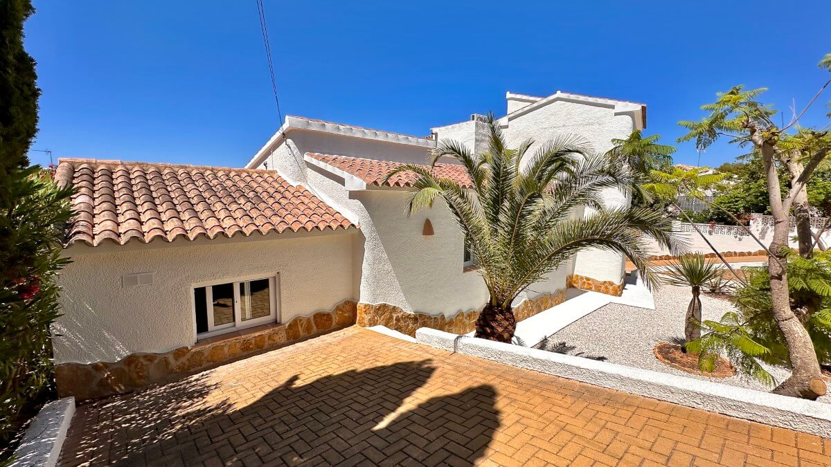 Gerenoveerde villa in Moraira met zwembad palmbomen